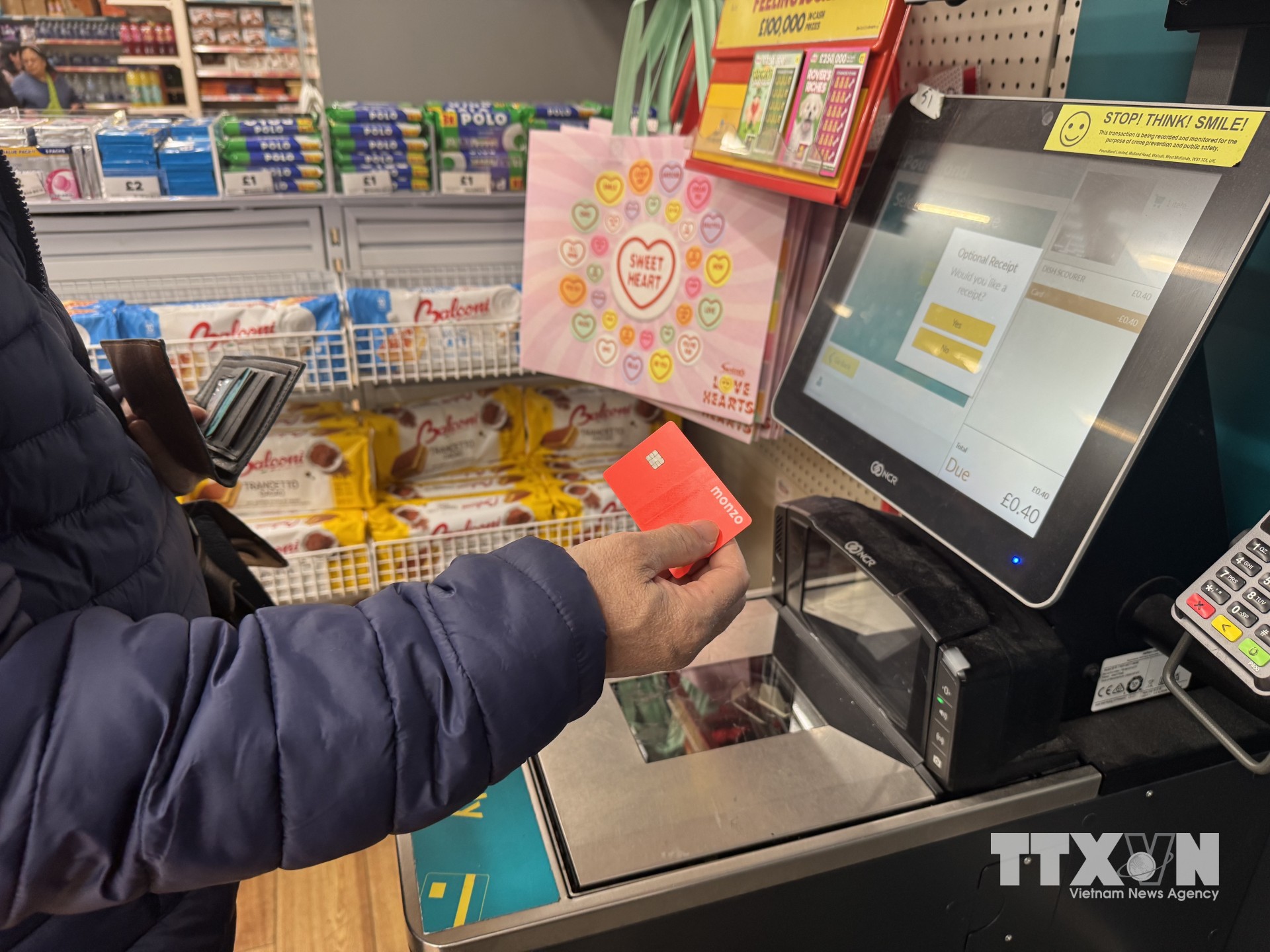 Thẻ Monzo, biểu tượng của thế hệ ngân hàng số mới tại Anh. (Ảnh: Hương Giang/TTXVN)